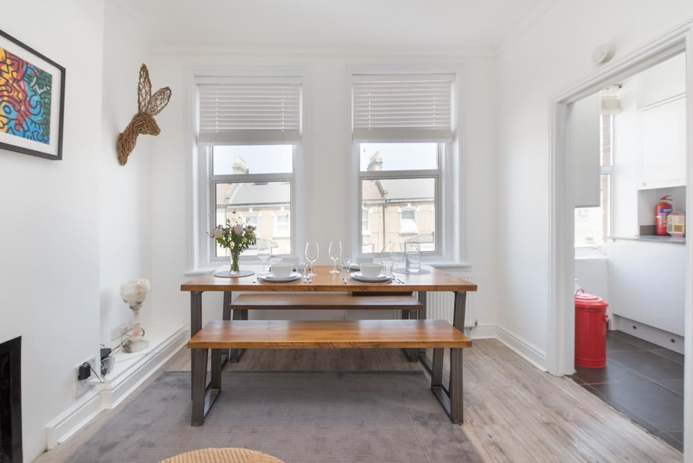 Фото Bright two Bedroom Flat in Fashionable Fulham by Underthedoormat