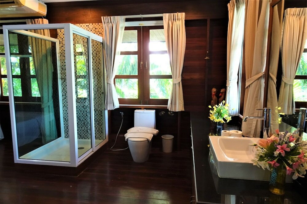 Фото West Wonder Riverside Resort