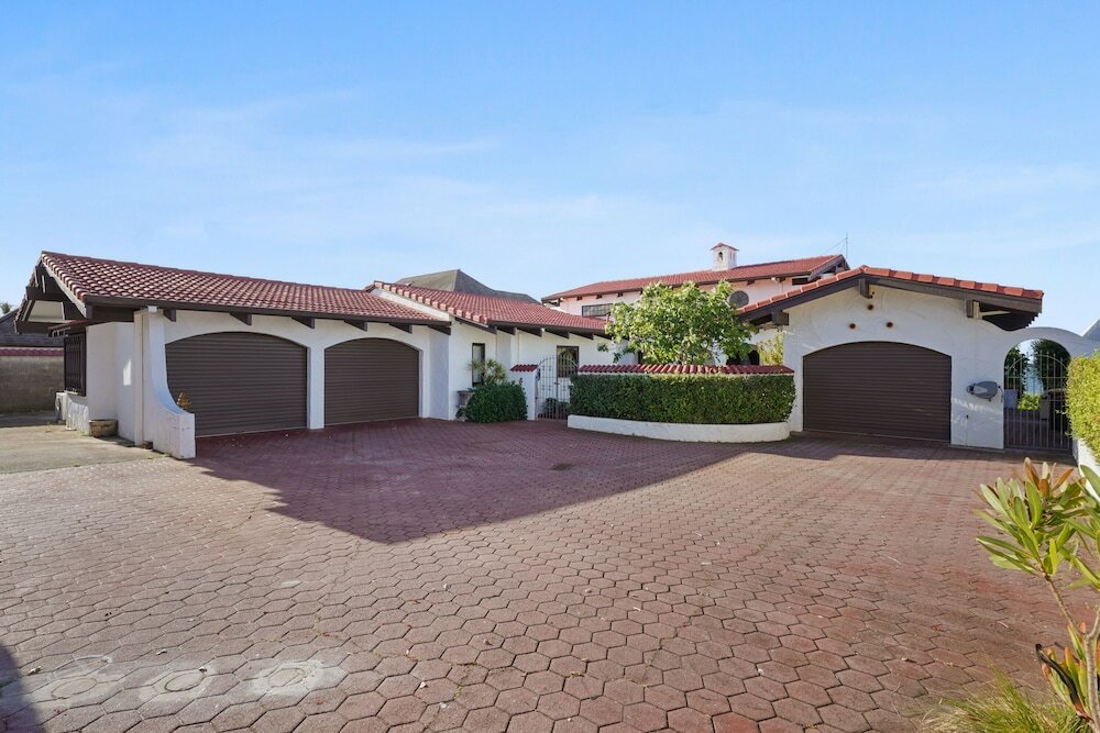 Фото Magnificent Beachfront Mansion - Pool
