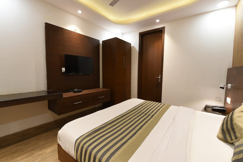 Фото Oyo Flagship 5383 Hotel Under Bridge Inn