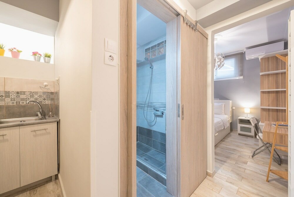 Фото Welcoming Koukaki Home by Cloudkeys