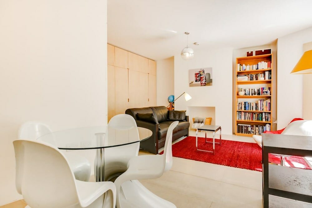Фото Stylish, Bright Apartment w Private Garden