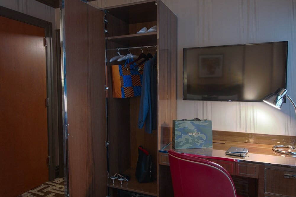 Фото The Iroquois New York