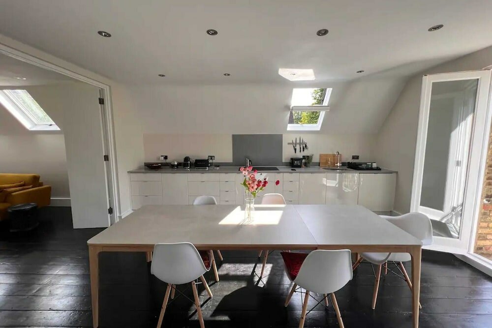 Фото Stylish 1 Bedroom Top Floor Apartment in Highgate