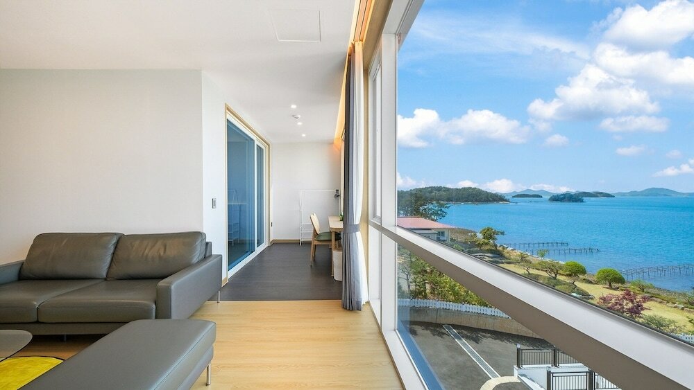 Фото Yeosu Riaeddo Poolvilla Pension