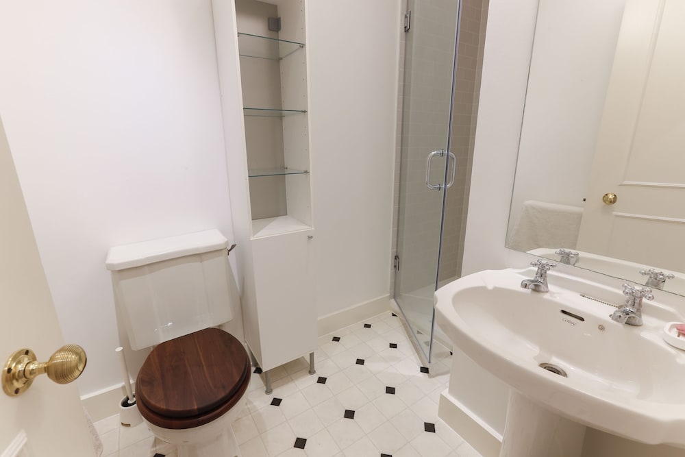 Фото Altido Attractive Chelsea Apartment Sleeps 4