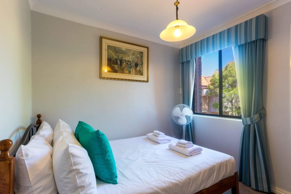 Фото Character 3 Bedroom Home With Pool and Balcony