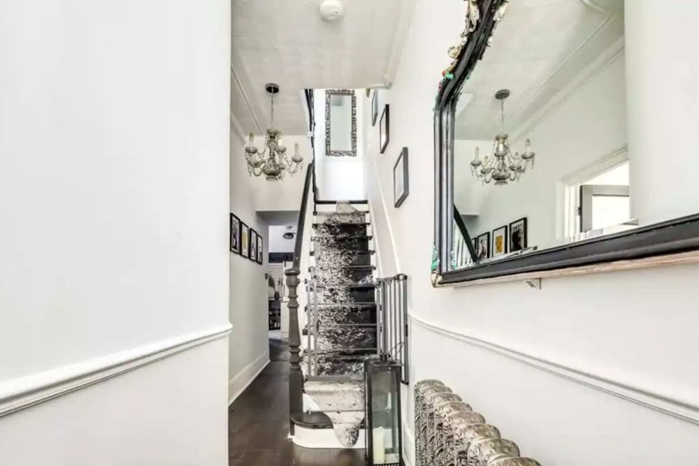 Фото Quirky 3 Bedroom Home in Maryland With Garden