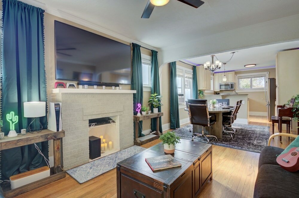 Фото Lux Bach Retreat w Hot Tub