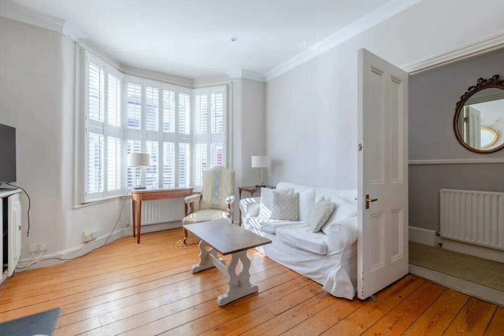 Фото Charming 2 Bedroom Home in West London