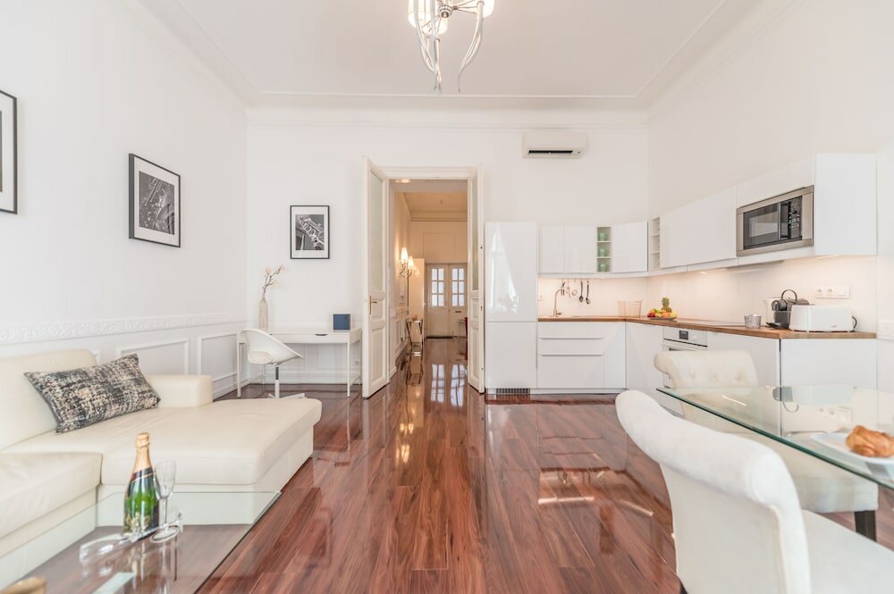 Фото Music Academy Bedroom Suite Café Vian Apartman Kft