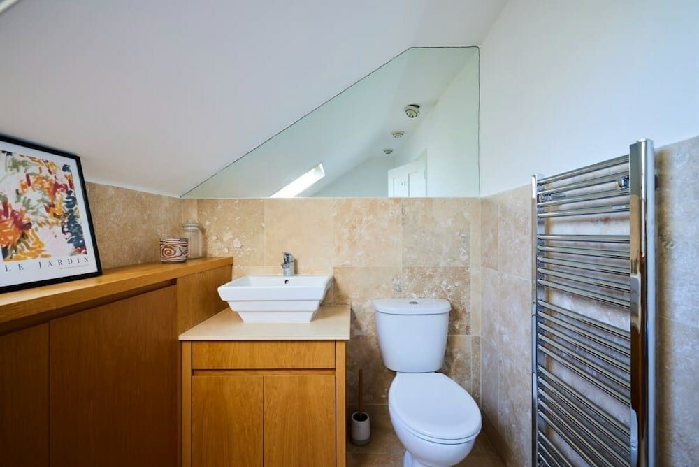 Фото The Barnet Escape - Exquisite 4bdr House With Garden + Patio