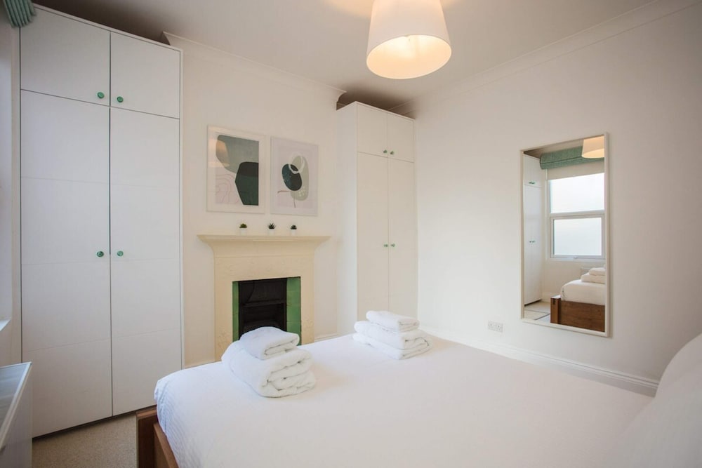 Фото Stylish & Modern 3 Bed Flat in Nw London With Garden