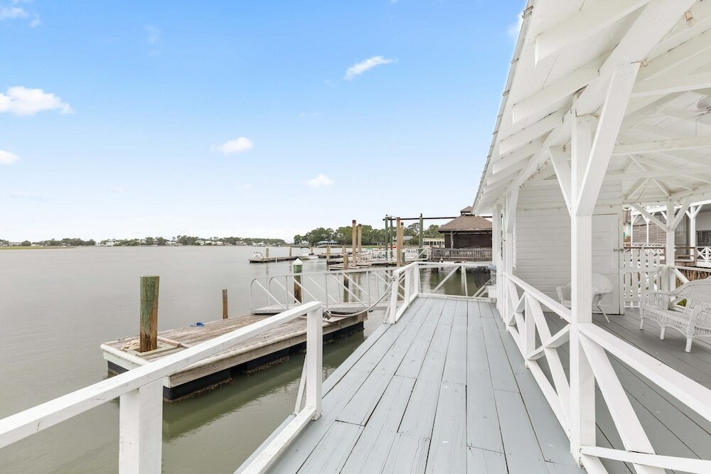 Фото 1401 Chatham Ave