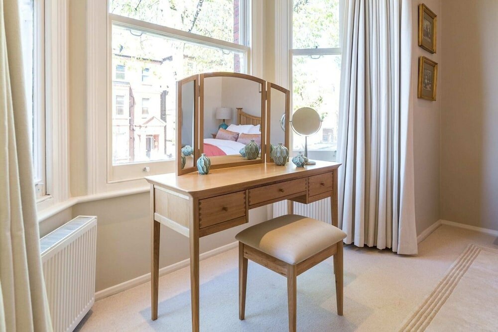 Фото Homely 2 Bedroom Victorian Apartment in Hampstead