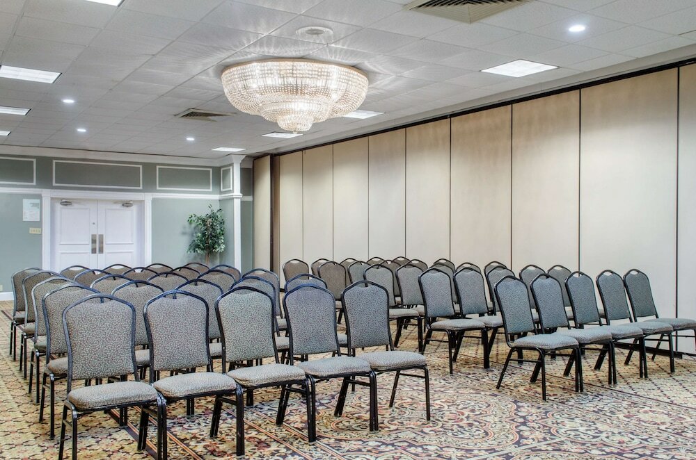 Фото Ramada by Wyndham Shreveport Airport