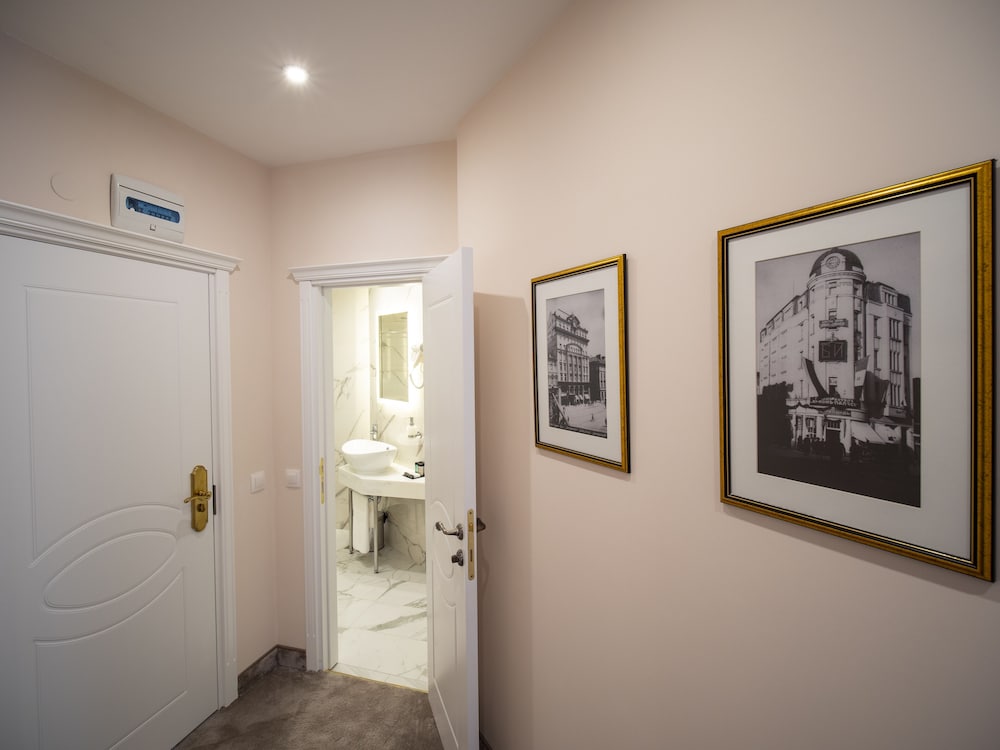 Фото The Moon Boutique Hotel