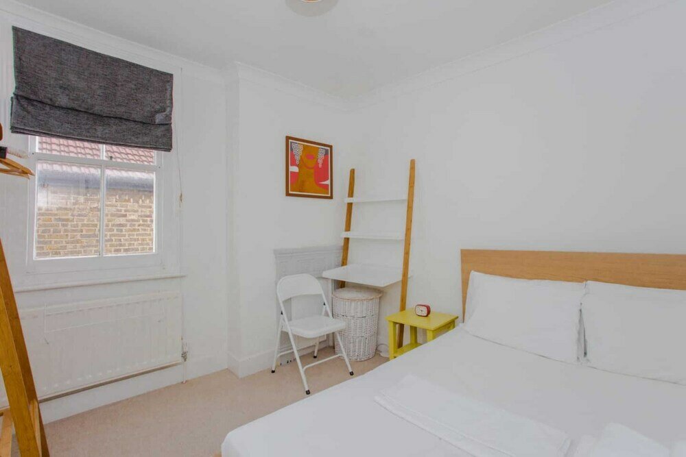Фото Bright and Airy 3 Bedroom Maisonette in South London