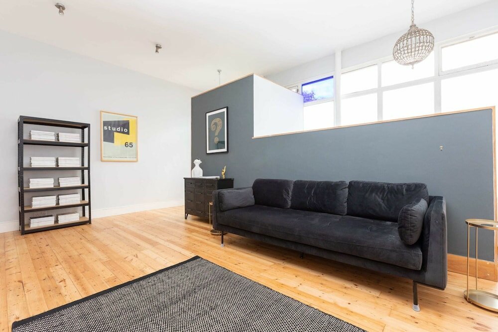 Фото Stylish 2 Bedroom Converted Victorian Storefront