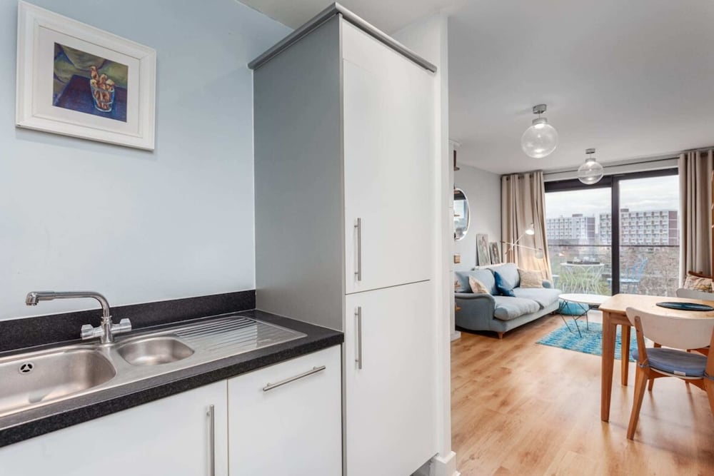 Фото Bright and Stylish Kennington Gem