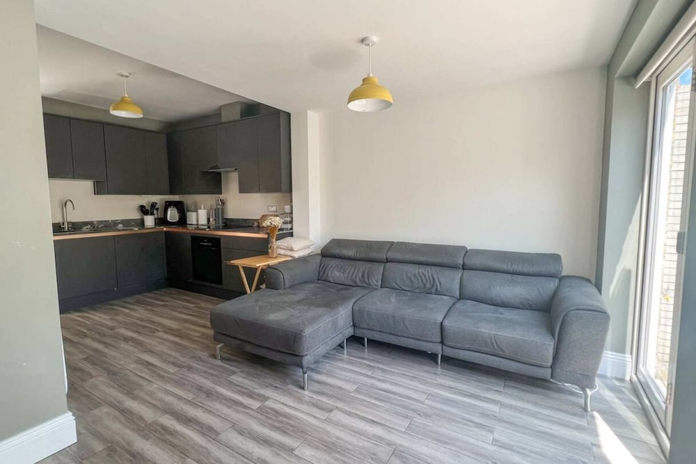 Фото Lovely 2bd Flat With Private Garden - Bounds Green