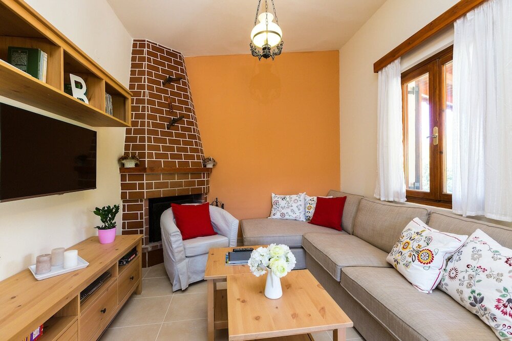 Фото Gorgeous Villa With Pool & Gardens