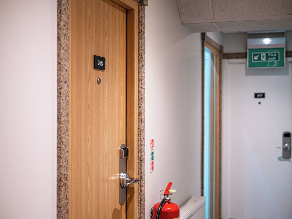 Фото Maiden Oval Hotel