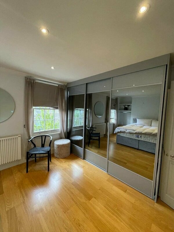 Гостиница Stylish 2bd Maisonette - 5 Mins to Hampstead Heath в Лондоне