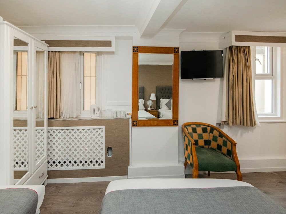 Фото Huttons Hotel