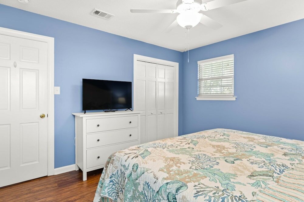 Фото 1401 Chatham Ave