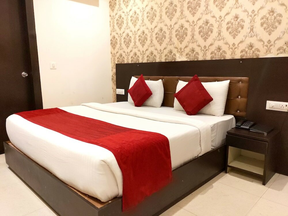 Фото Hotel Emblem Suites