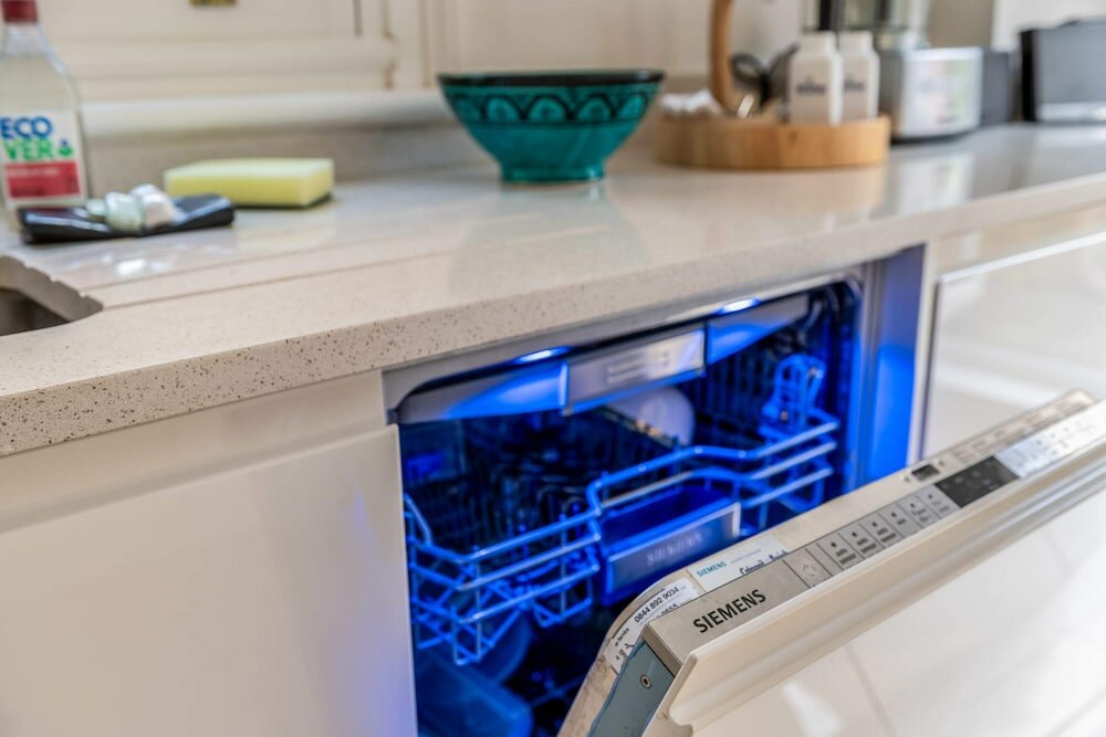 Фото Ealing's Cozy Garden Retreat