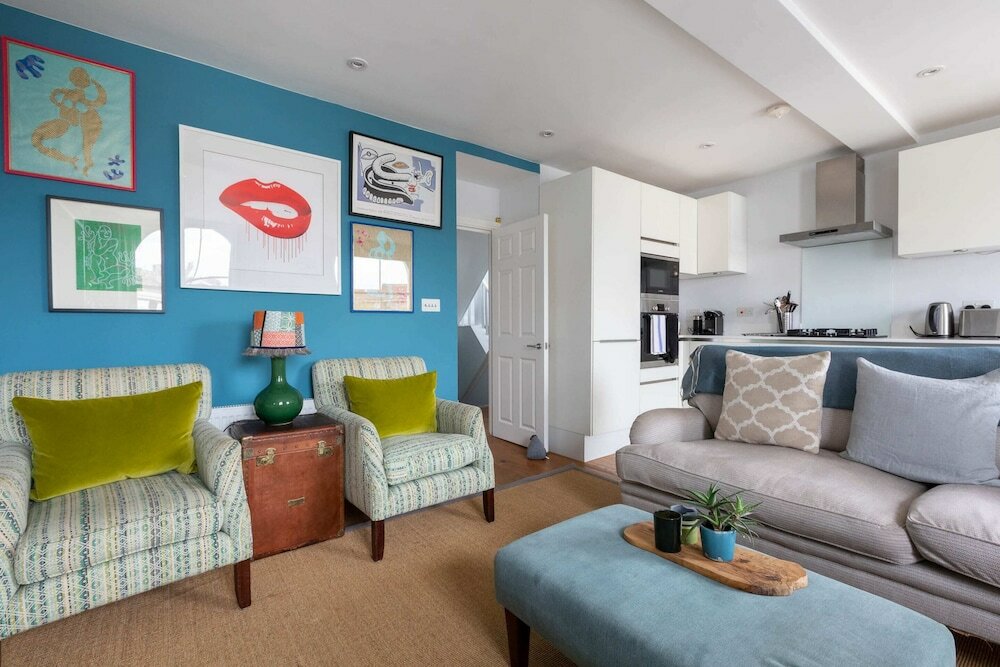 Фото Spacious 3 Bedroom in Notting Hill With Balcony