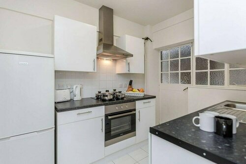 Гостиница Bright Two Bedroom Apartment in Chelsea 43 в Лондоне