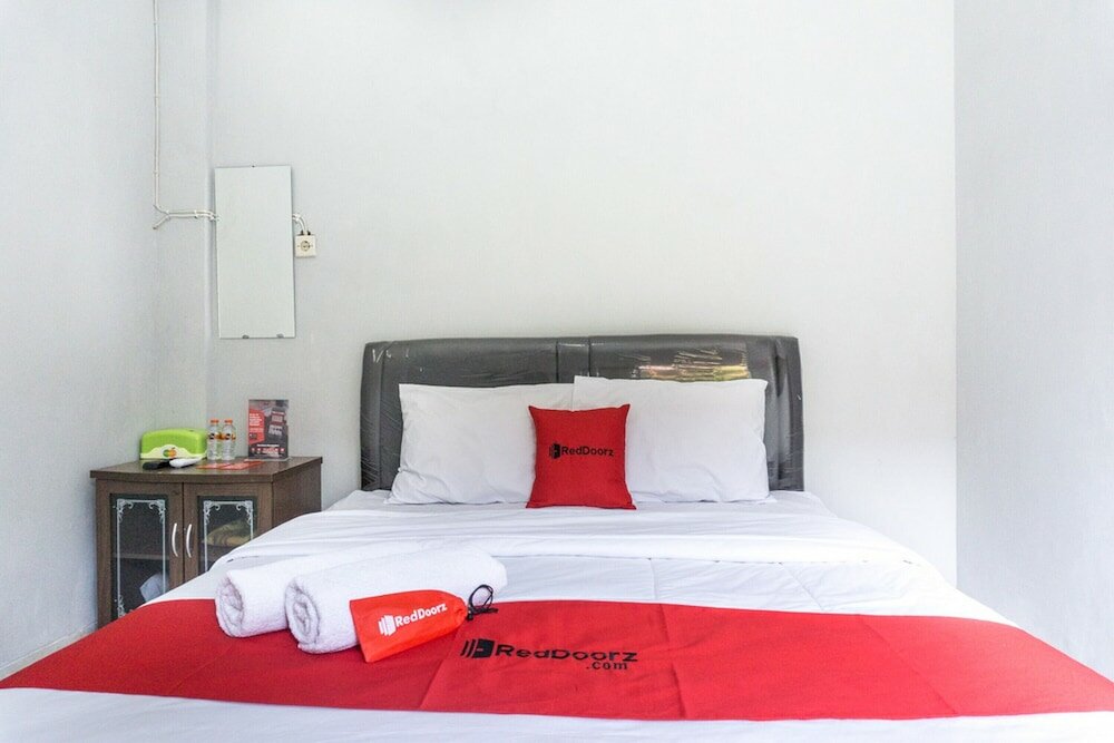 Фото RedDoorz @ Wr Supratman Pacitan