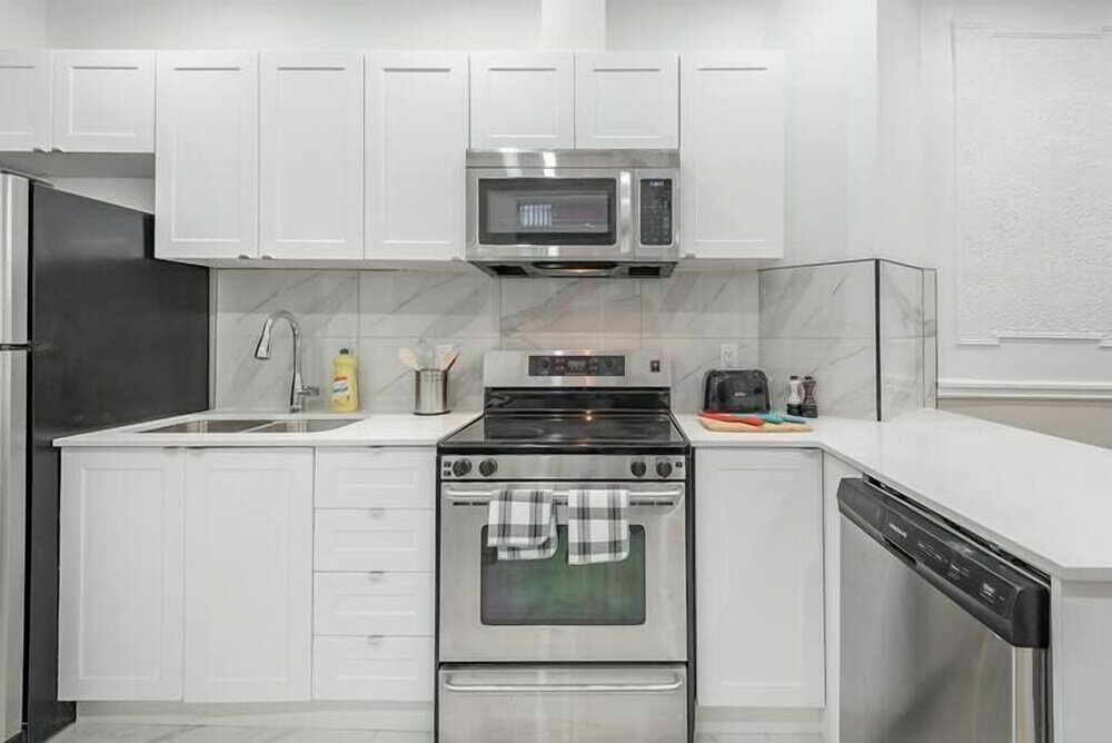 Фото Huge and Lovely 16br Apt