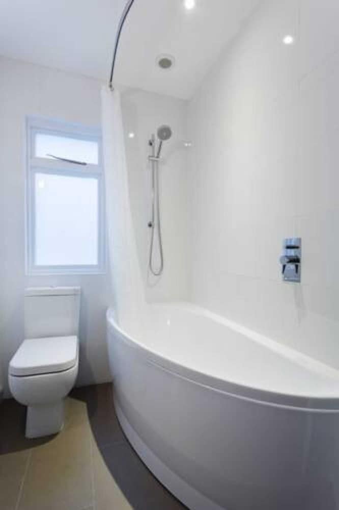 Фото Bright & Airy 1 Bedroom Apartment in Central London