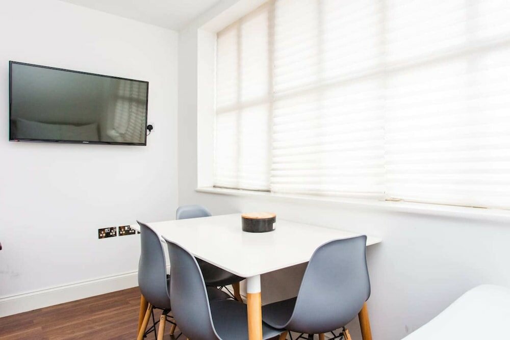 Фото Energised Apartment With Gym in Brent Park