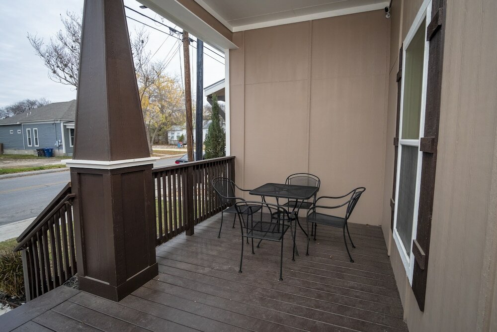 Фото Brand New Large Impressive House Near Downtown!