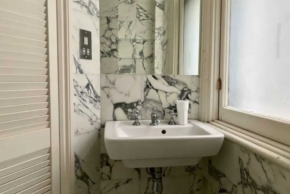 Фото Spacious 2 Bedroom Flat in Central London