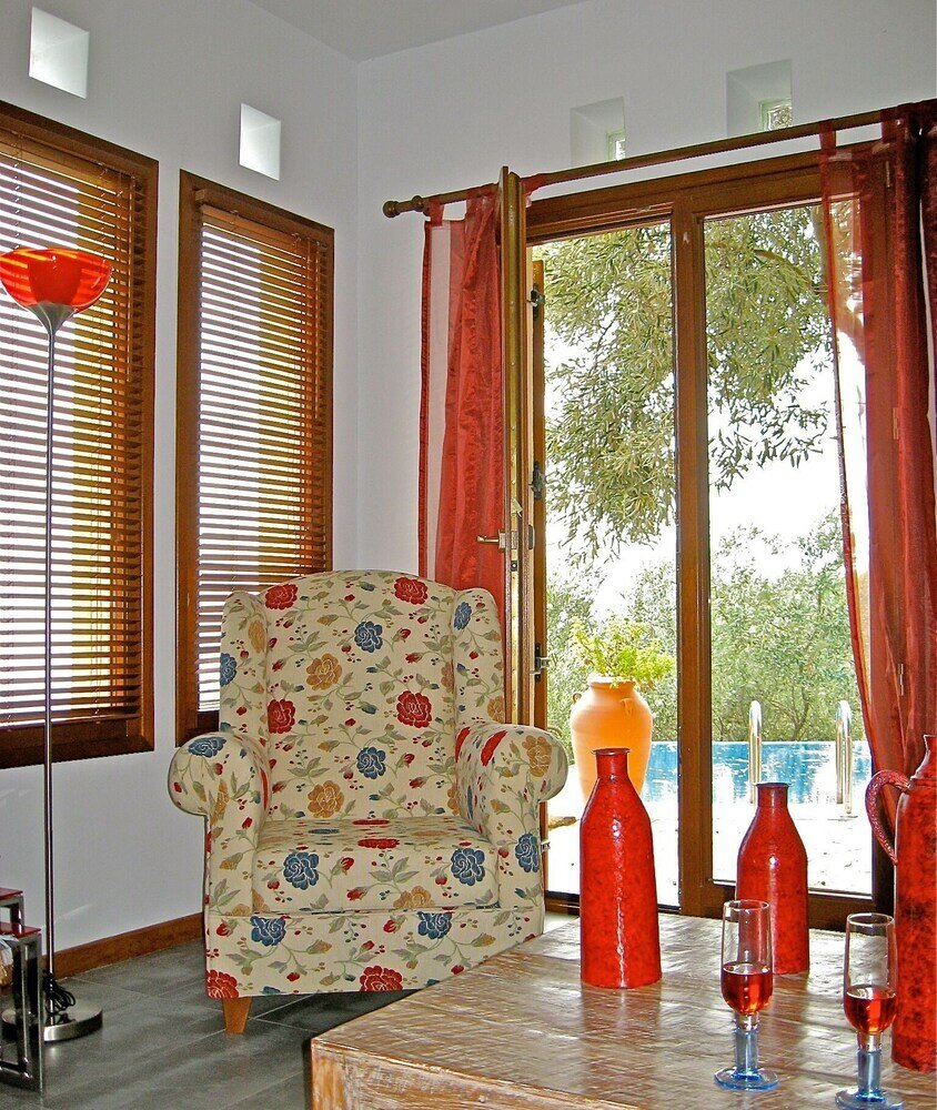 Фото Poikilma Alonissos Villas