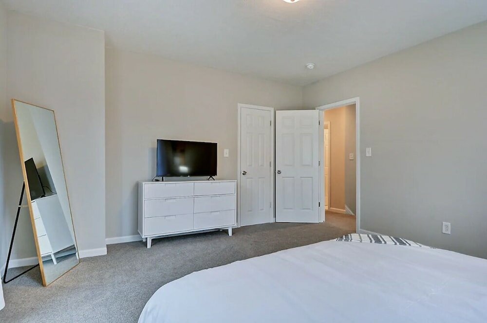 Фото Spacious 6br/3ba House w Parking! Sleeps 20!