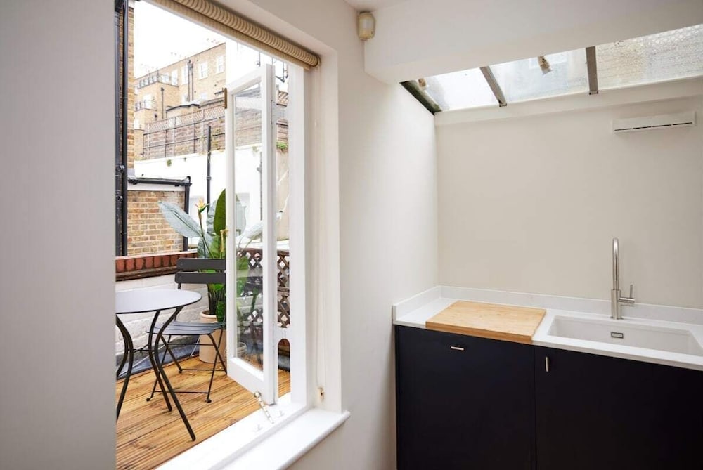 Фото The South Kensington Wonder - Trendy 3bdr House With Garden