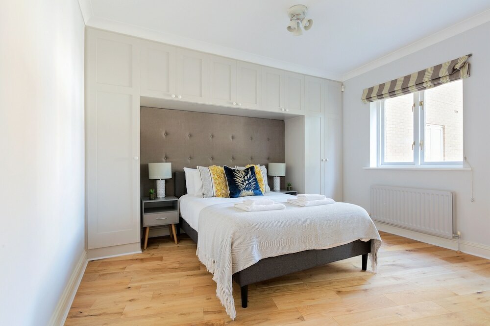 Фото The Bermondsey Collection