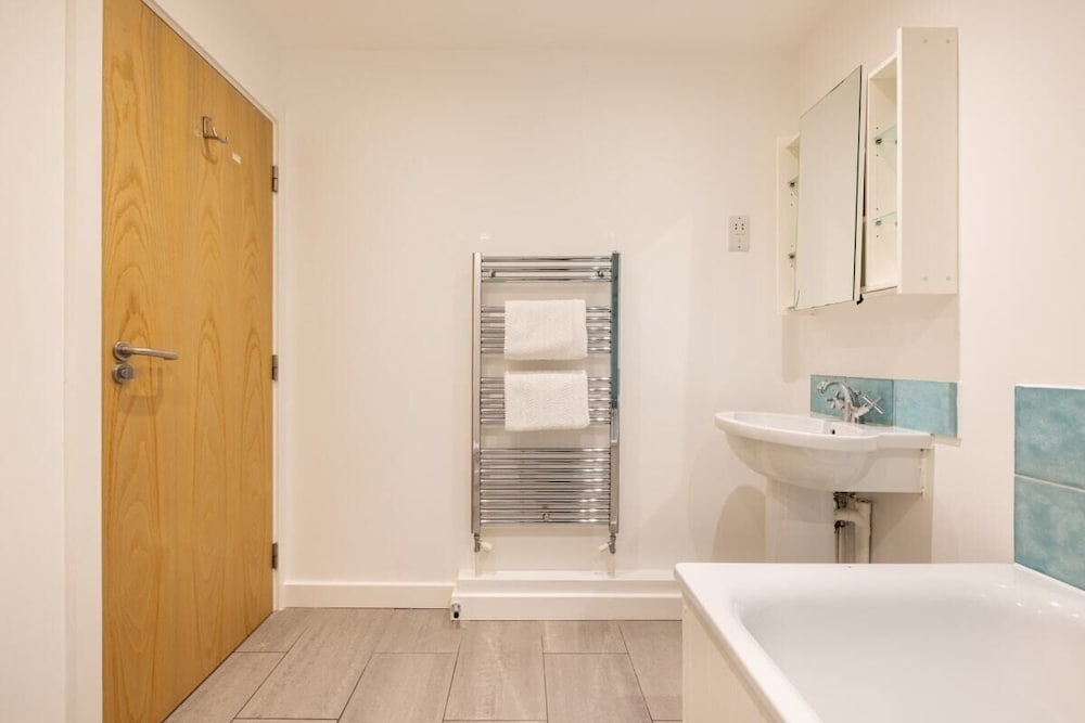 Фото The Clapham - Captivating 2bdr With Garden & Parking