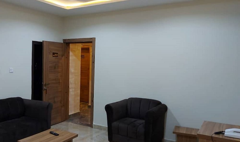 Фото Hassan Sunmonu Court