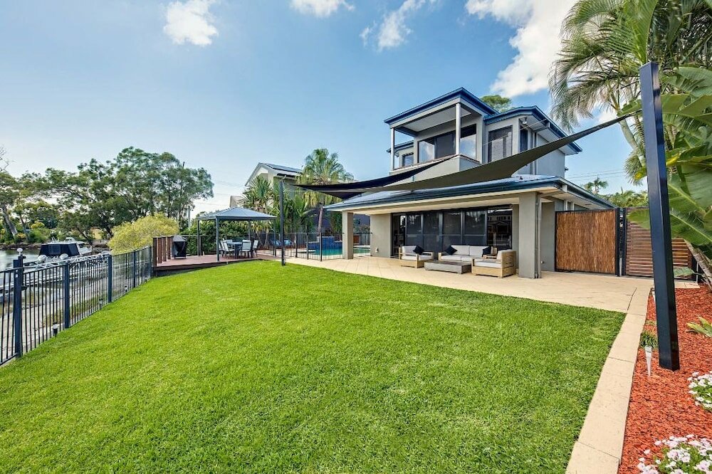 Фото Gold Coast Stunning Waterfront Retreat by Hostrelax