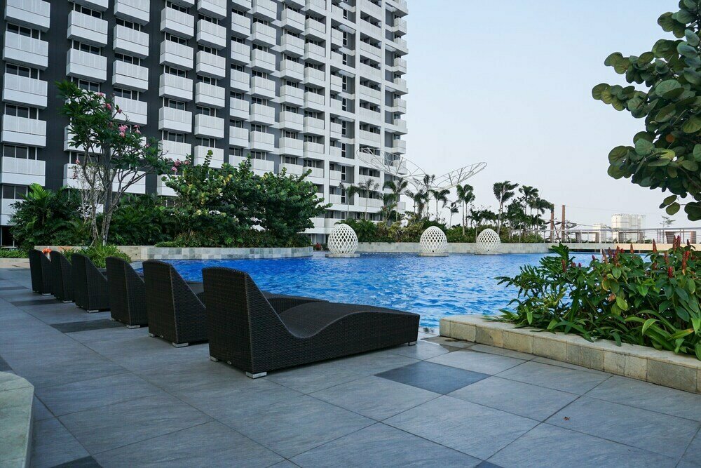 Hotel Relax and Comfy with Pool View @ Studio West Vista Apartment, Jakarta, photo