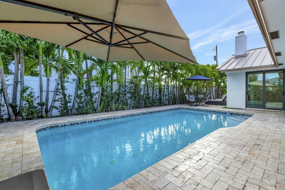 Фото Lynora's Luxe Estate Modern Design