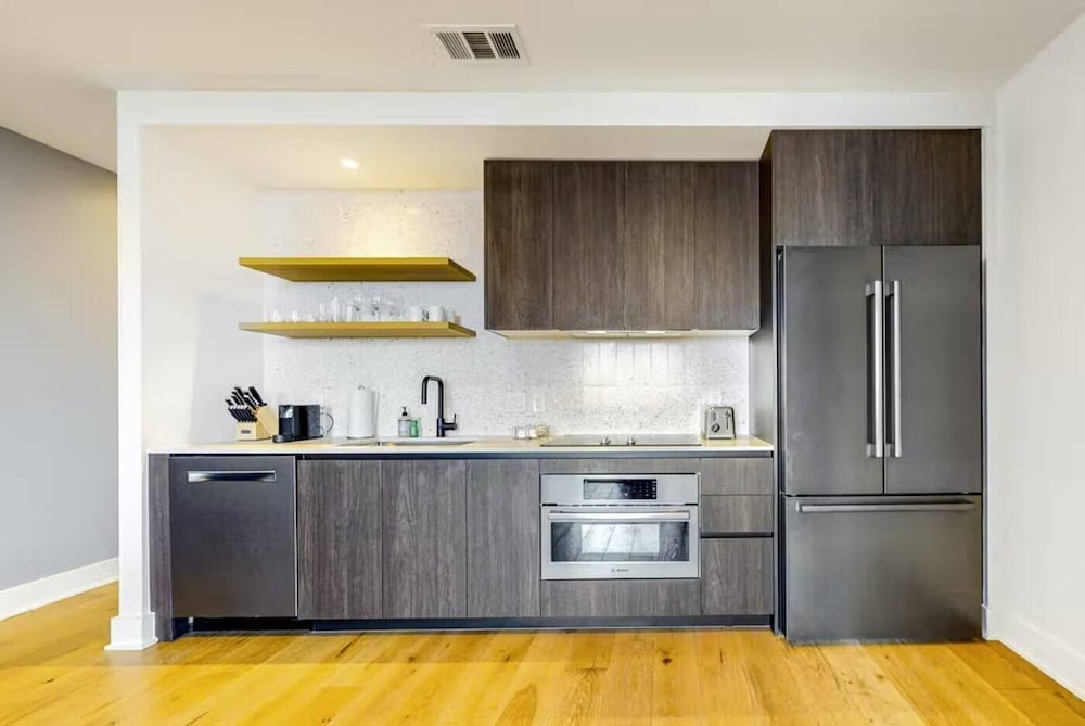 Фото Luxe High Rise off of Rainey St